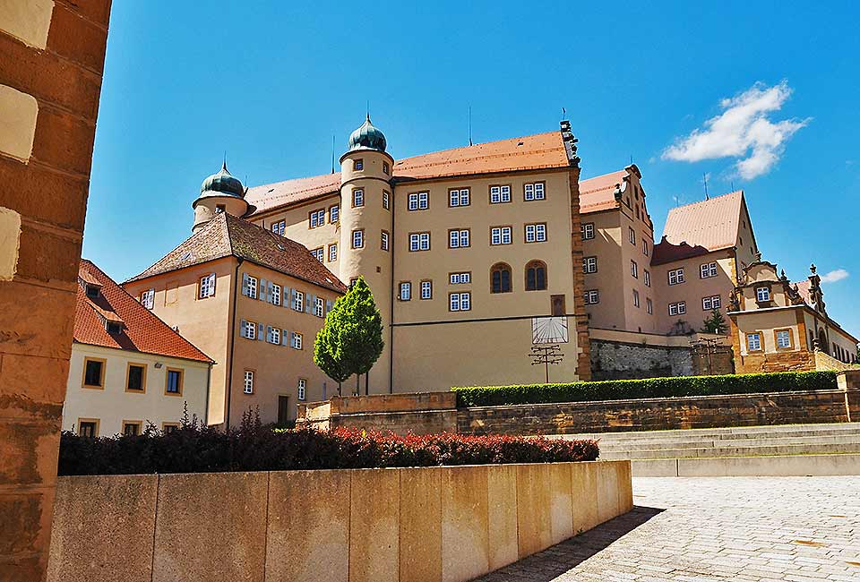 Schloss Kapfenburg vom Burghof